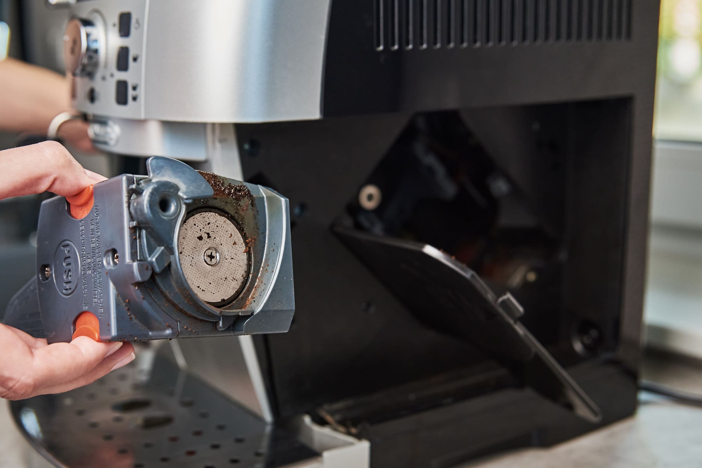 Techniker bei der Reparatur eines Kaffeevollautomaten